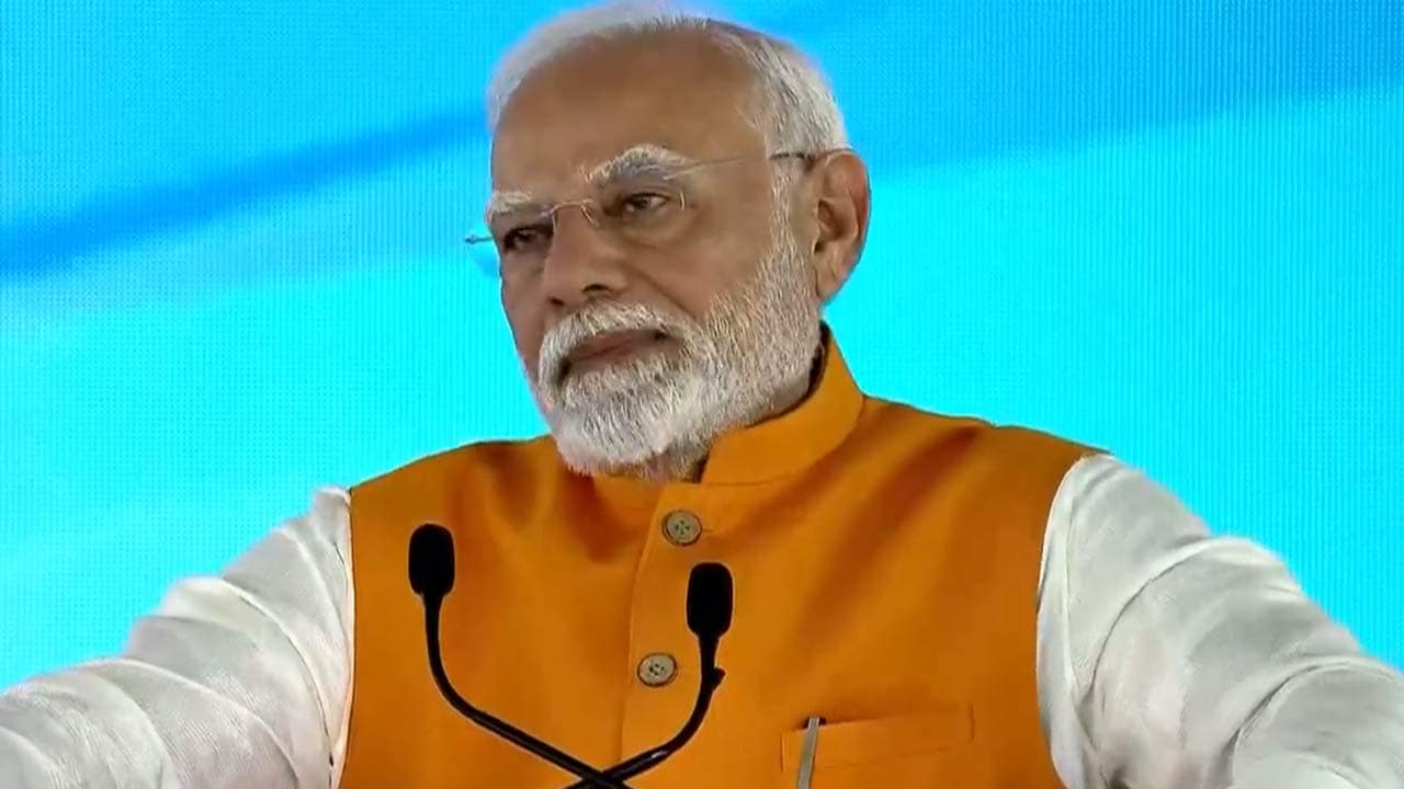 8avsp8mc pm PM Modi Criticizes Delhi, Bengal for Blocking Ayushman Bharat for Seniors - October 2024