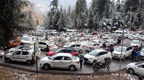 Heavy snowfall in Manali