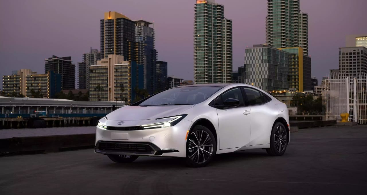 1 125 Toyota Prius एक ऐसी कार जो न सिर्फ आपकी जेब, बल्कि धरती का भी ख्याल रखती है