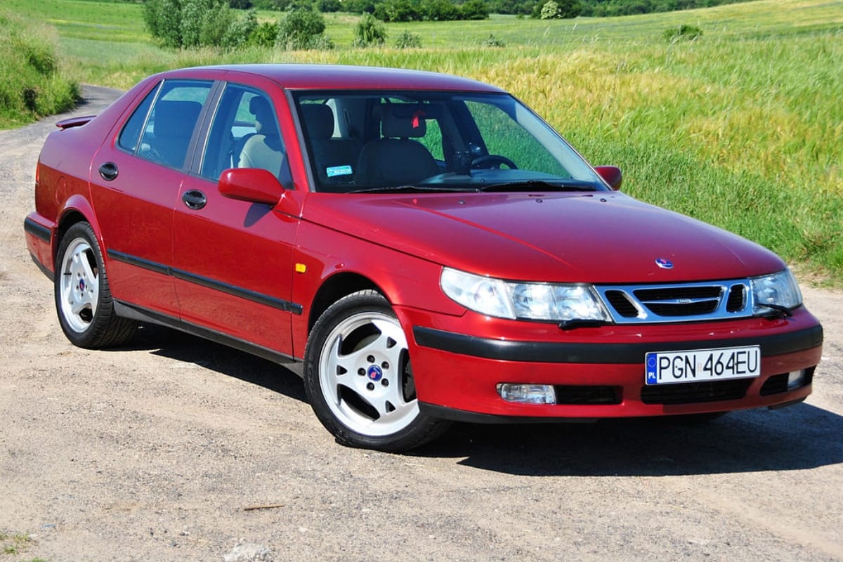 1 225 Saab 95 क्लासिक खूबसूरती और दमदार परफॉर्मेंस का शानदार मेल