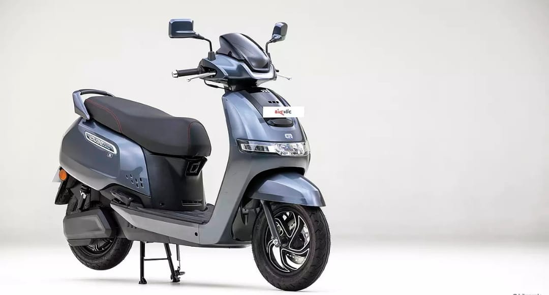 2 129 TVS iQube ने मचाया तहलका एक बार चार्ज में इतनी दूर चलेगी ये इलेक्ट्रिक स्कूटर