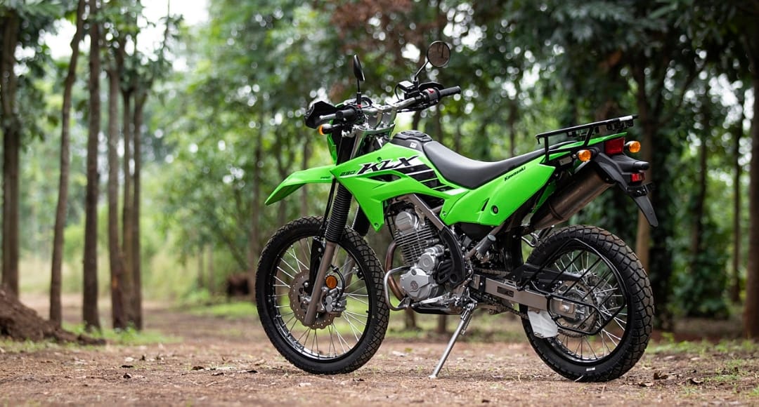 2 158 नई ऊंचाइयों की ओर बढ़ने वाला साथी Kawasaki KLX 230 एक दमदार एडवेंचर बाइक का अनुभव