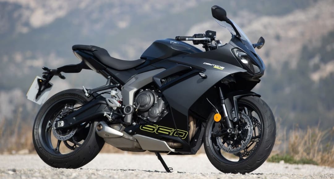 Nirbhay 2025 04 17T154726.111 Triumph Daytona 660 हर राइडर के लिए दमदार और स्टाइलिश रेसर