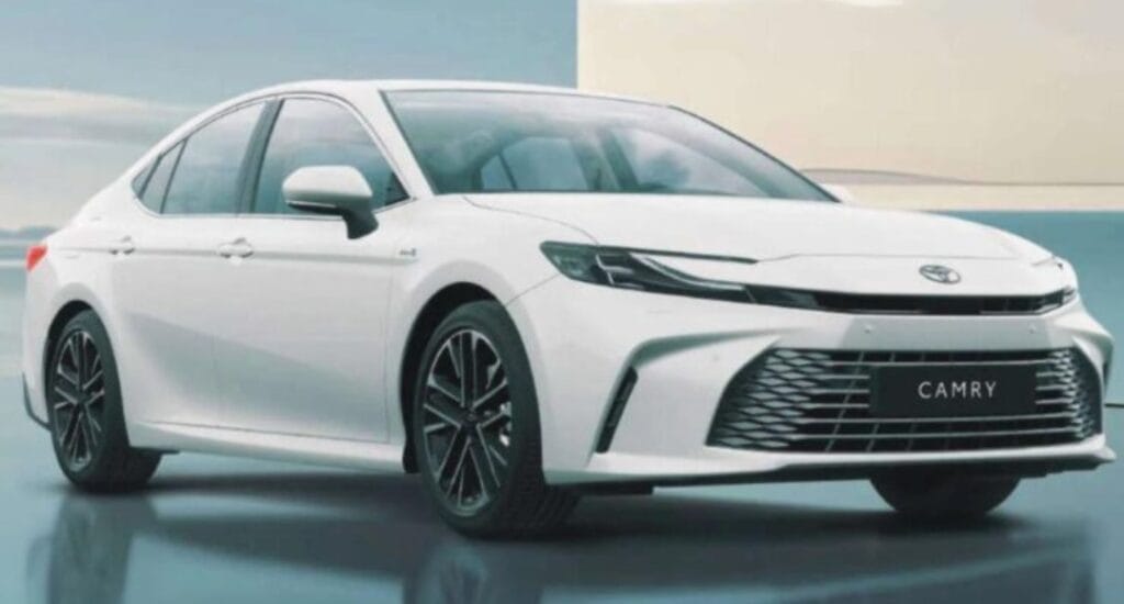 Nirbhay 2025 04 18T151217.406 शानदार लुक और दमदार परफॉर्मेंस के साथ लौटी Toyota Camry जानिए क्या है खास