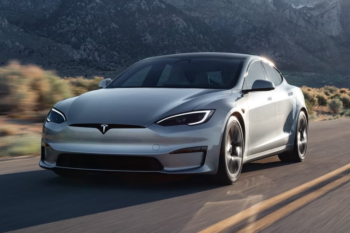 Nirbhay 2025 04 28T221901.225 Tesla Model S लक्ज़री, स्पीड और फ्यूचर टेक्नोलॉजी का धमाकेदार संगम