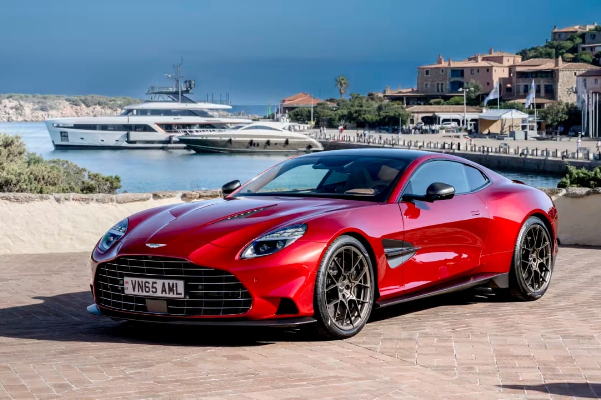 3 15 जब खूबसूरती और रफ्तार मिलें एक साथ तो बनती है ये सुपरकार