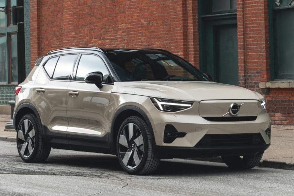 Nirbhay 2025 05 16T082933.847 क्लास, पावर और लक्ज़री सब कुछ है Volvo EX40 में