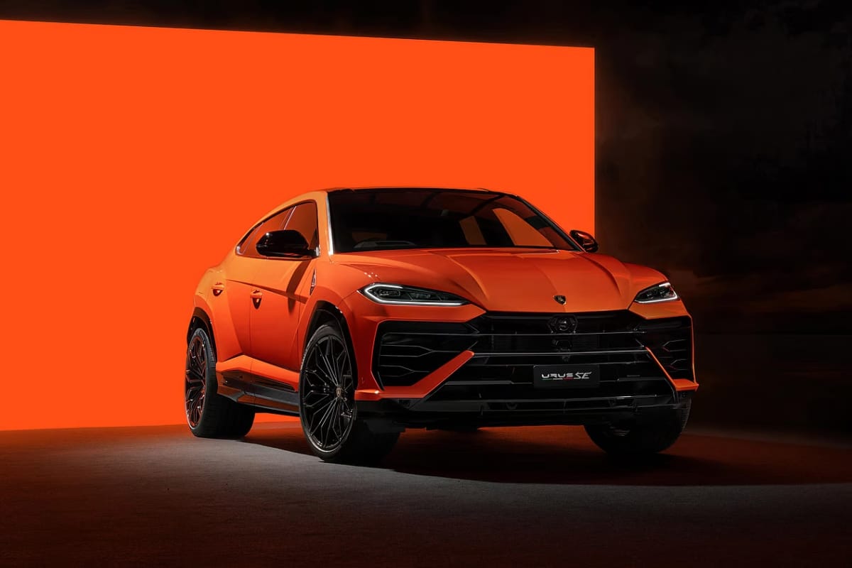 Nirbhay 2025 05 18T194955.544 सिर्फ स्टाइल नहीं, स्पीड का तूफान है Lamborghini Urus SE जानें फीचर्स और कीमत
