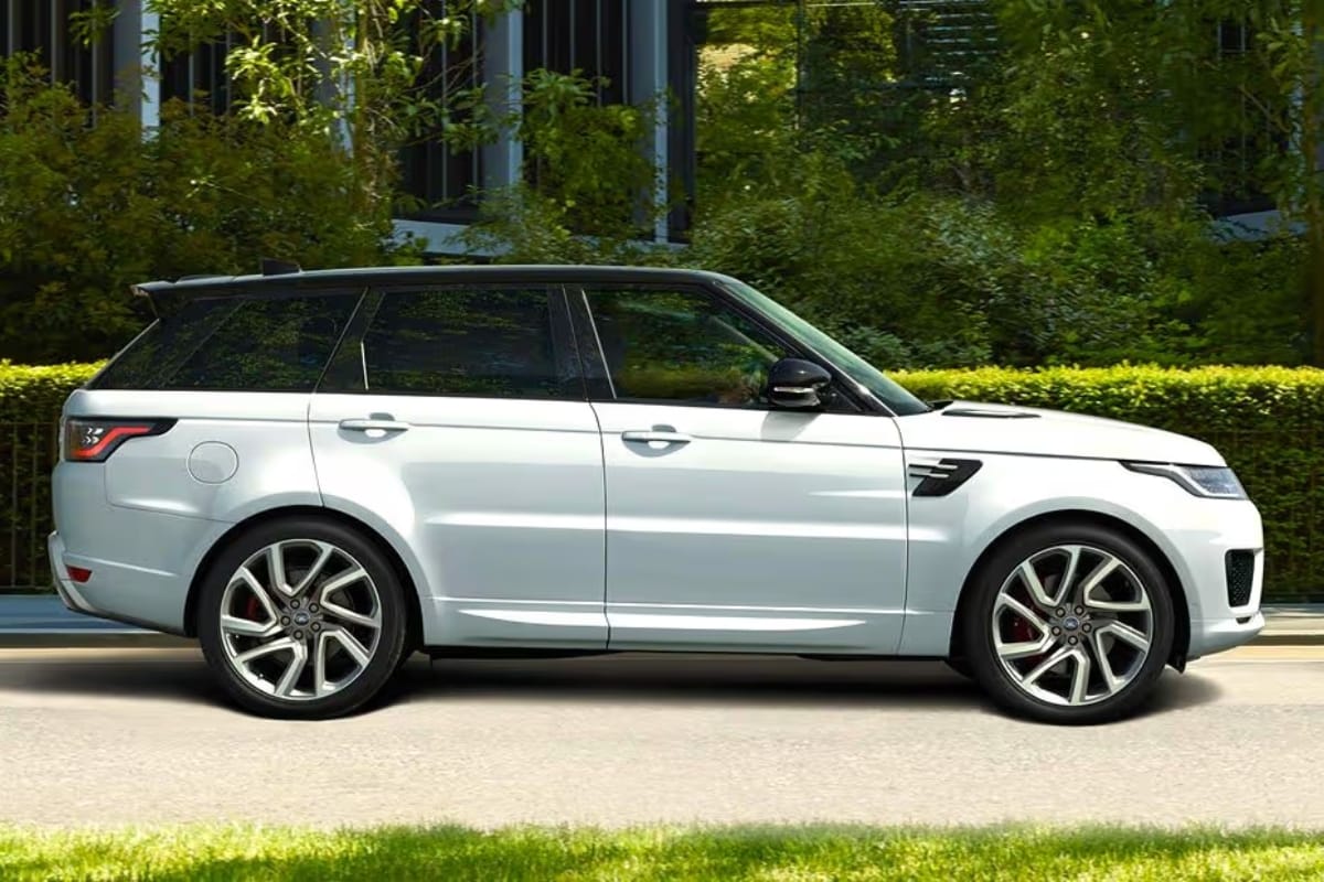 Nirbhay 2025 05 18T201438.097 Range Rover लग्ज़री का शिखर, कीमत ₹2.40 करोड़ से शुरू जानिए दमदार फीचर्स