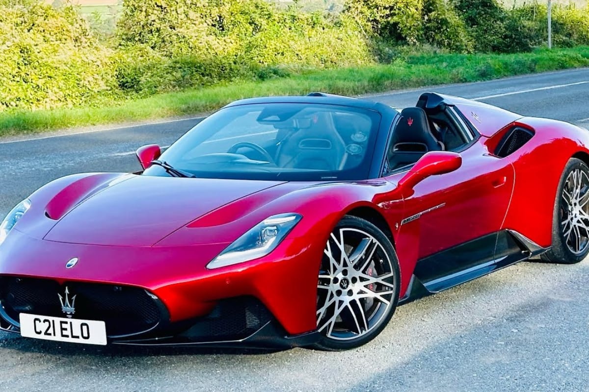 Nirbhay 2025 05 18T203510.394 फीचर्स की भरमार Maserati MC20 की कीमत ₹3.65 करोड़ से शुरू