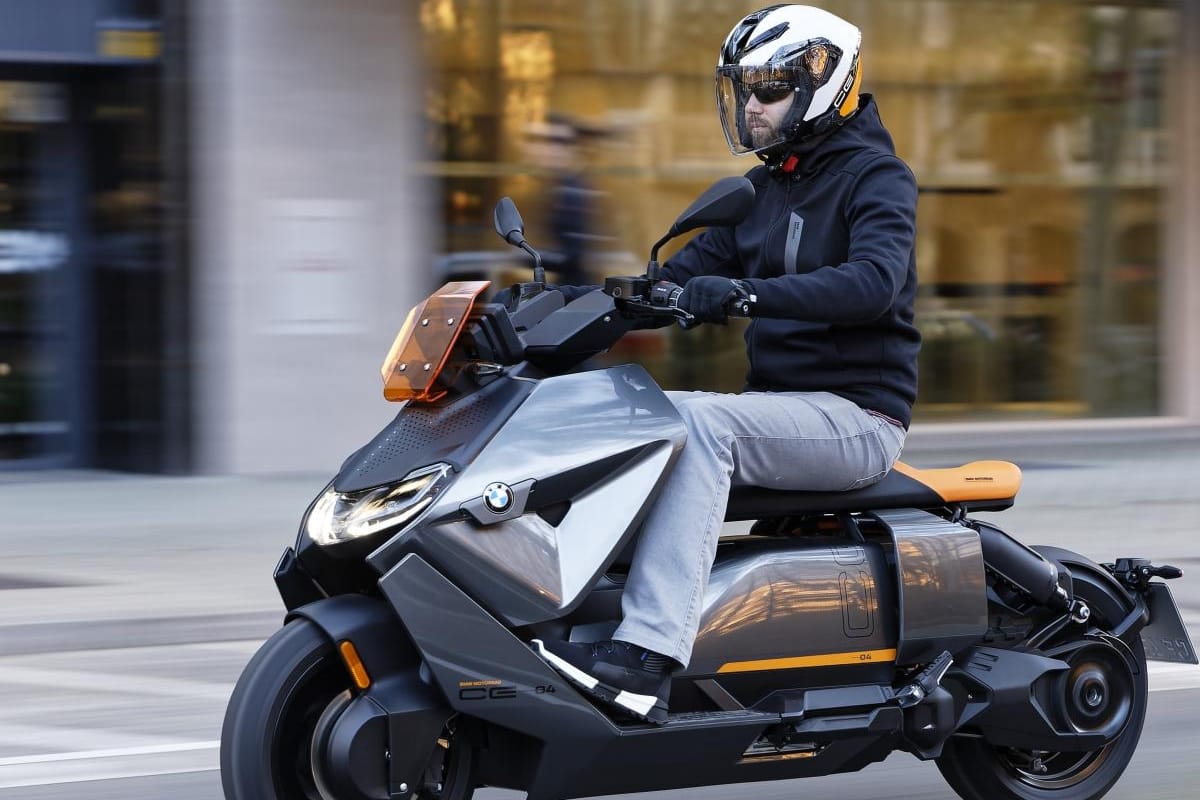 Nirbhay 2025 05 27T135218.124 BMW CE 04 भारत में लॉन्च ₹15.25 लाख में लक्ज़री और परफॉर्मेंस का परफेक्ट मेल