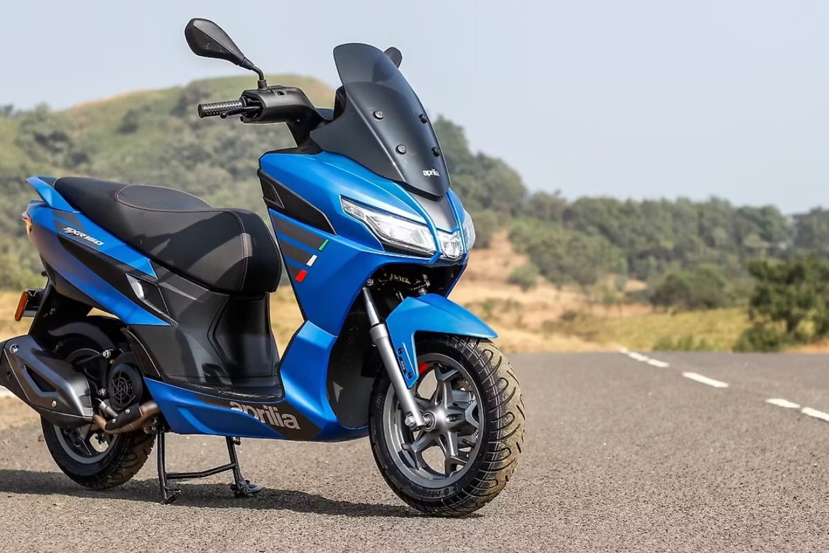 Nirbhay 2025 06 02T073413.507 Aprilia SXR 160 सिर्फ 1.45 लाख में 160cc इंजन, ABS ब्रेक और शानदार मैक्सी स्कूटर लुक