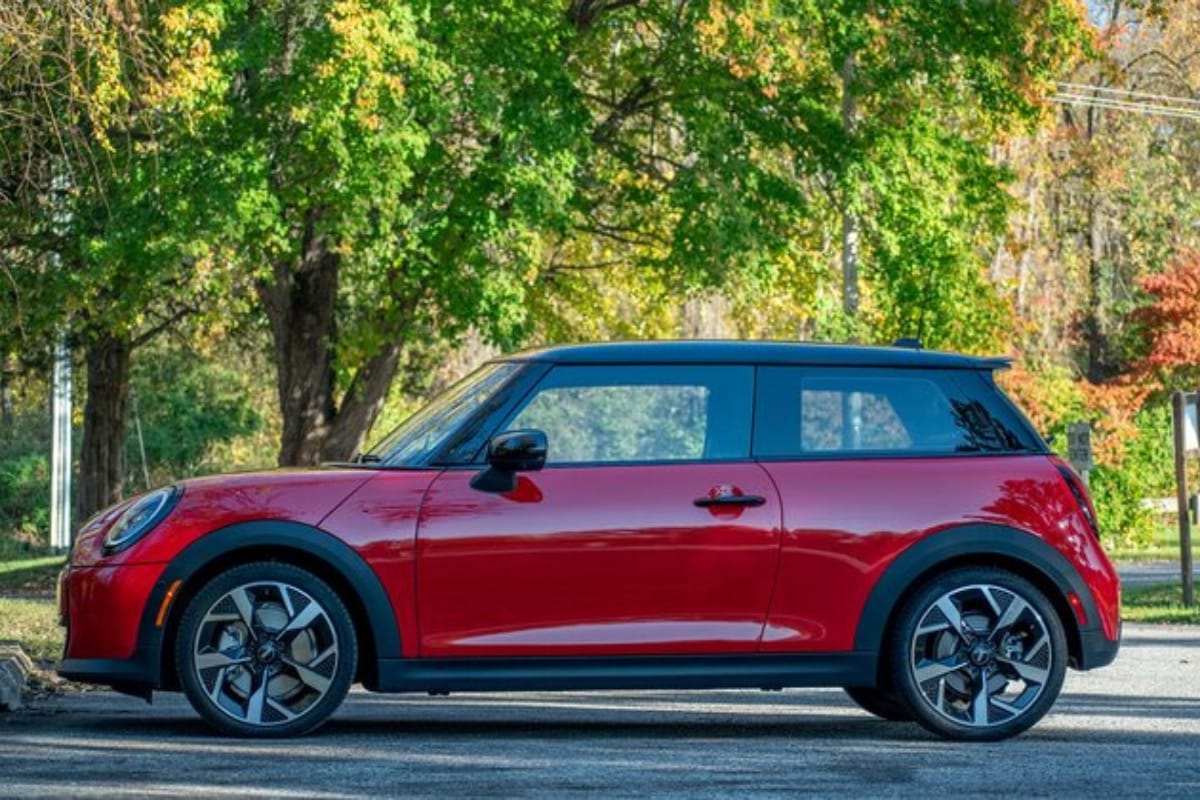 Nirbhay 2025 06 03T090925.451 MINI Cooper 6.6 सेकंड में 0 100kmph की रफ्तार, कीमत 44.90 लाख से 55.90 लाख तक