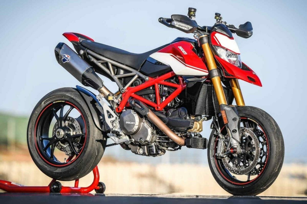 Nirbhay 2025 06 03T095744.245 937cc इंजन, Cornering ABS और TFT डिस्प्ले वाली Ducati Hypermotard 950 की कीमत 16.00 लाख से शुरू