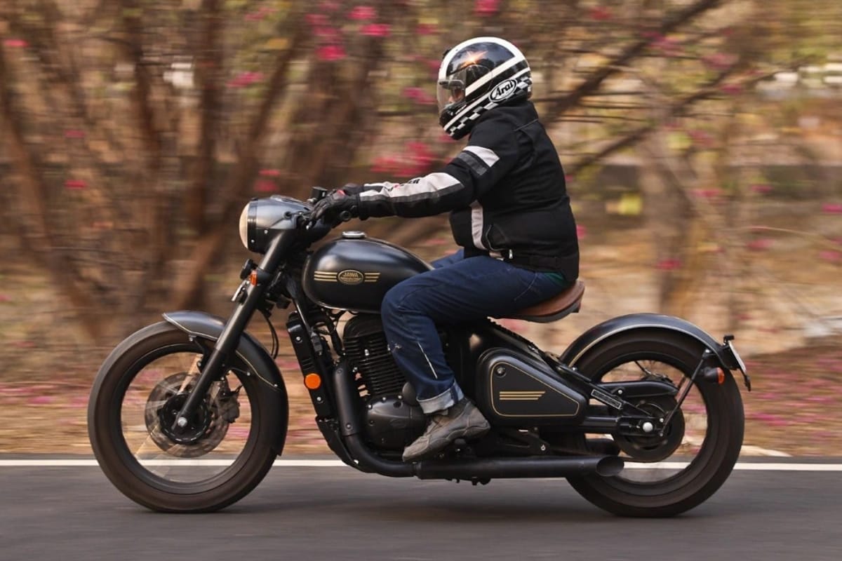 Nirbhay 2025 06 08T144739.177 30.2 bhp पॉवर, डुअल चैनल ABS और शानदार बॉबर डिज़ाइन Jawa Perak अब 2.41 लाख में उपलब्ध