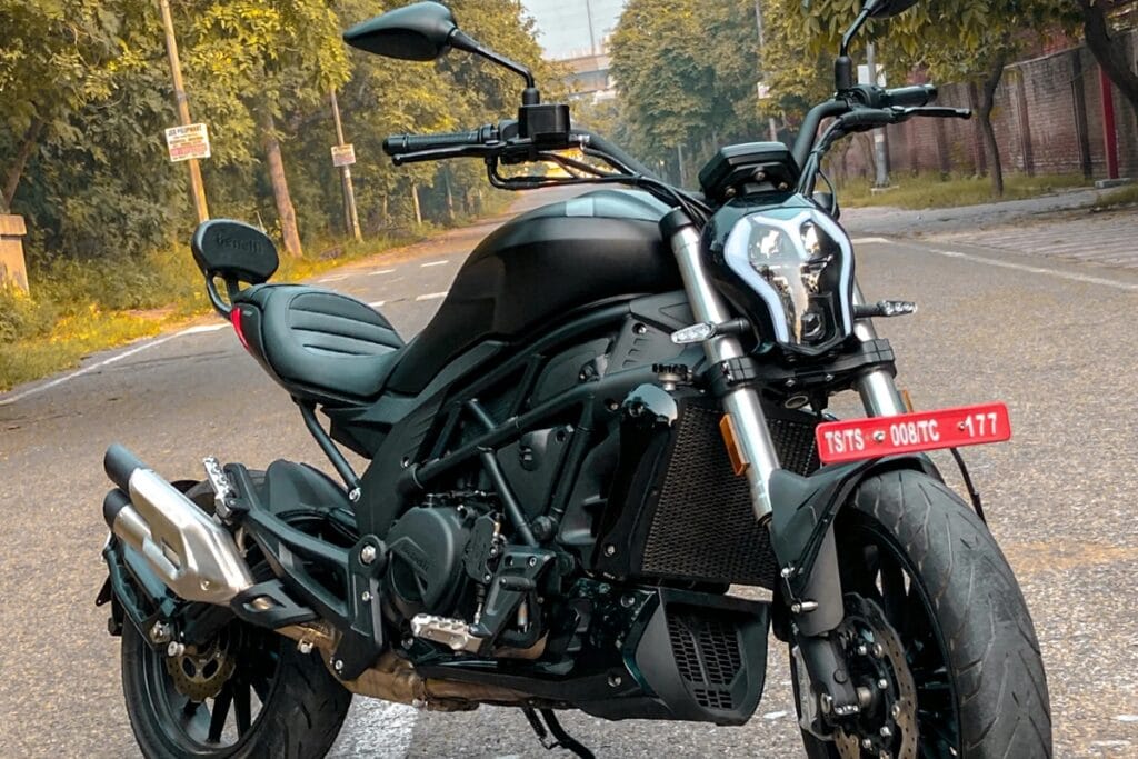 Nirbhay 2025 07 22T215408.441 बेनेली 502 सी लॉन्च 21.5 लीटर ईंधन टैंक, दोहरी चैनल एबीएस और मूल्य 5.25 लाख से शुरू होता है