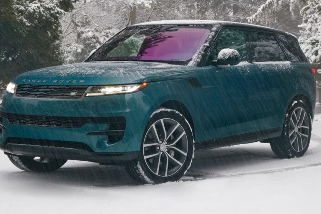 Nirbhay 2025 07 22T215832.264 रेंज रोवर स्पोर्ट 346bhp पावर, 13.1 इंच टचस्क्रीन और 234 किमी प्रति घंटे की गति 1.64 करोड़ के लिए