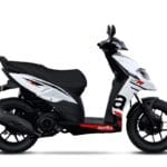 Nirbhay 2025 07 23T061500.191 अप्रैलिया एसआर 160 1.32 लाख, एबीएस ब्रेकिंग और एलईडी हेडलैम्प्स के साथ प्रदर्शन स्कूटर