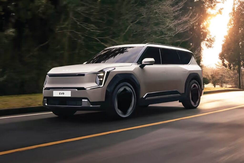 Nirbhay 2025 07 26T230631.042 KIA EV9 भारत में 379bhp पावर, 3 पंक्ति सीटिंग और 1.30 करोड़ में 99.8kWh बैटरी में लॉन्च किया गया