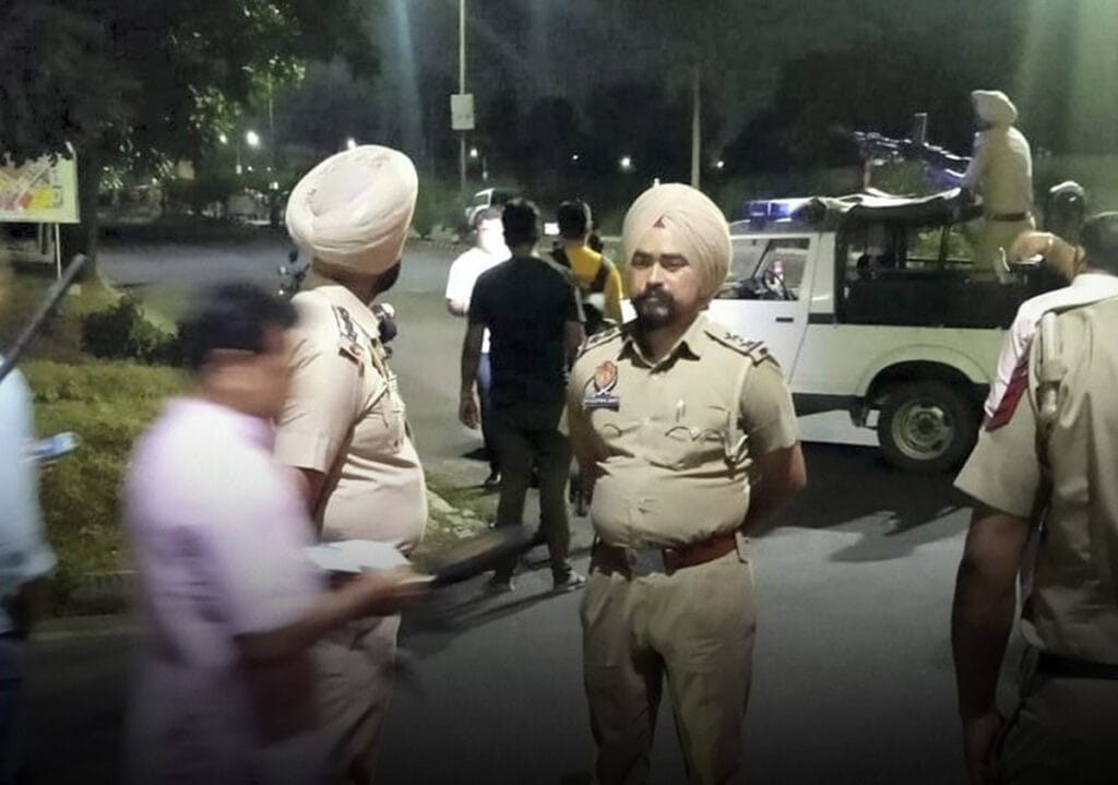 amritsar हथियार और ₹ 7.5 लाख बरामद
