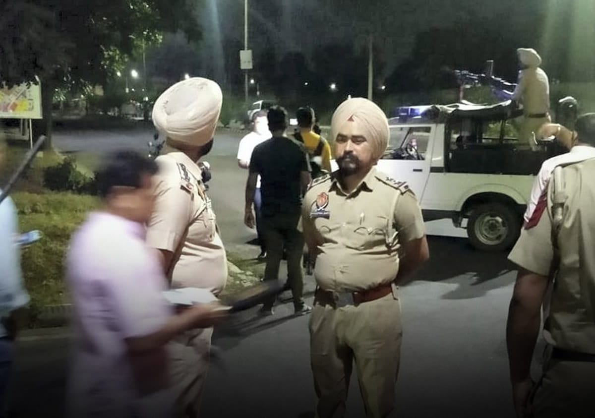 amritsar हथियार और ₹ 7.5 लाख बरामद