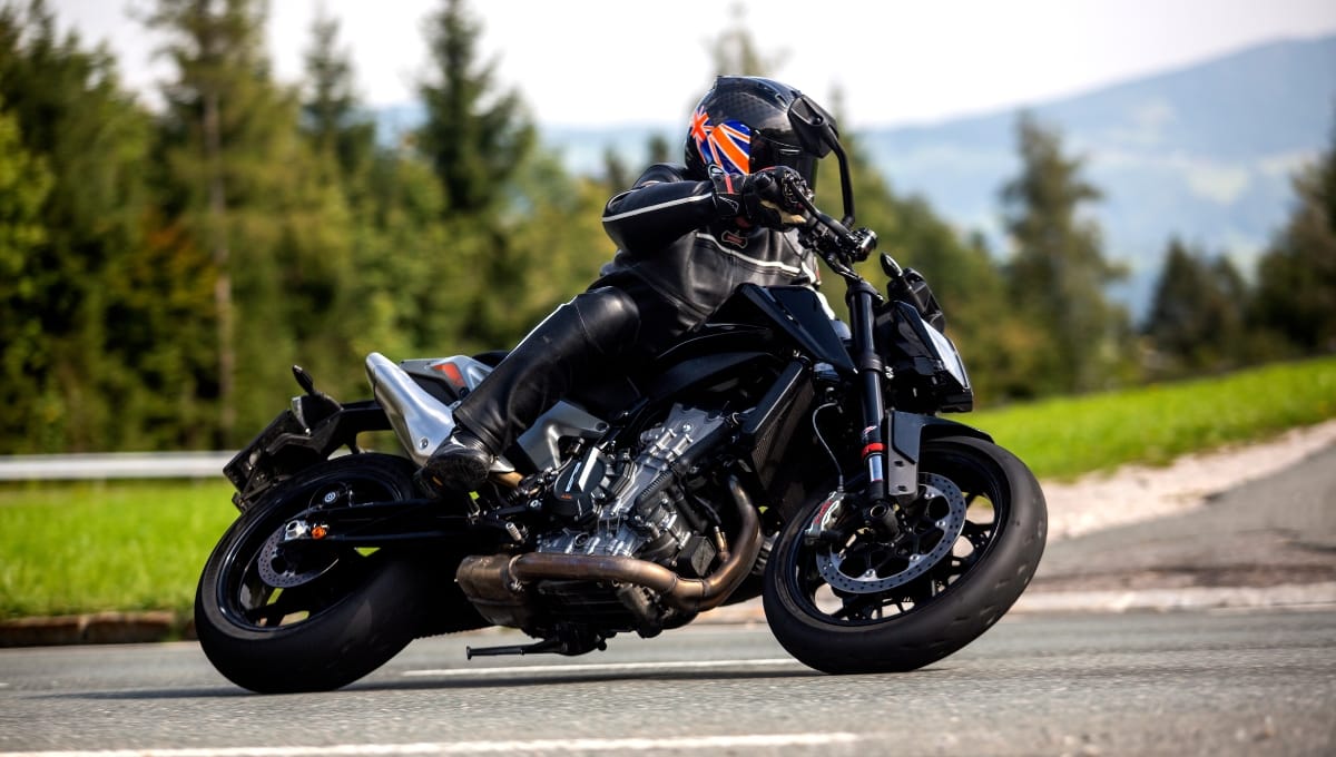 मजबूत 121 पीएस पावर, उन्नत सुविधाओं और सस्ती कीमत के साथ स्पोर्ट्स बाइक