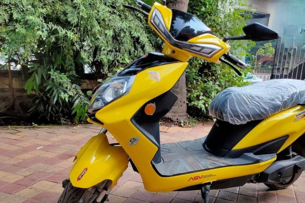 Nirbhay 2025 08 07T193602.074 Evlet Derby 71,399 60 किमी रेंज शक्तिशाली इलेक्ट्रिक स्कूटर प्राप्त करें