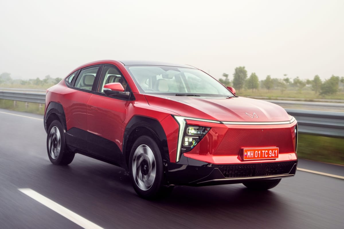 Nirbhay 2025 08 10T160424.353 महिंद्रा XEV 9E 656 किमी रेंज, 228bhp पावर और ट्रिपल डिस्प्ले, मूल्य 21.90 लाख