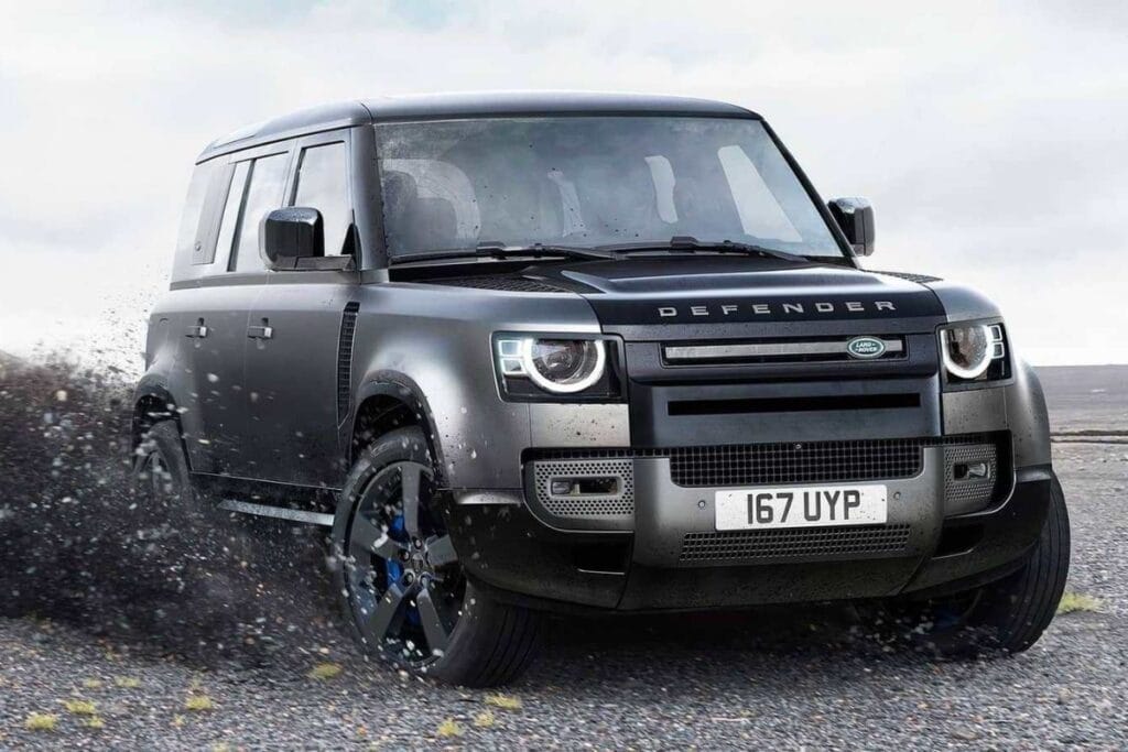 Nirbhay 2025 08 11T215231.605 लैंड रोवर डिफेंडर 2025 स्ट्रॉन्ग ऑफ रोड एसयूवी, 296bhp पावर और 1.05 करोड़ से शुरू होता है