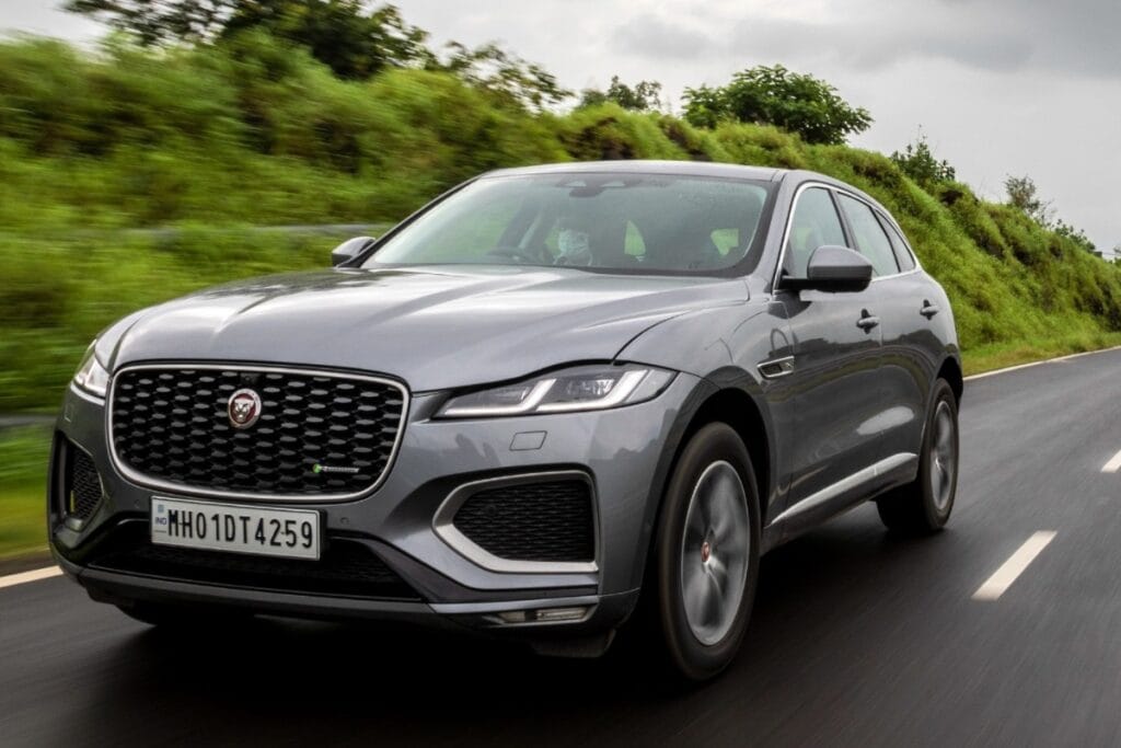 Nirbhay 2025 08 11T215343.599 पेट्रोल डीजल इंजन और प्रीमियम सुविधाओं के साथ जगुआर एफ पेस 2.0L, 72.90 लाख