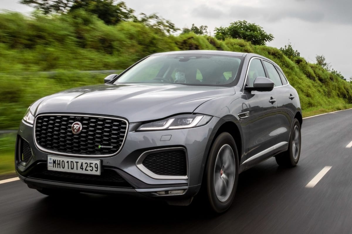 Nirbhay 2025 08 11T215343.599 पेट्रोल डीजल इंजन और प्रीमियम सुविधाओं के साथ जगुआर एफ पेस 2.0L, 72.90 लाख