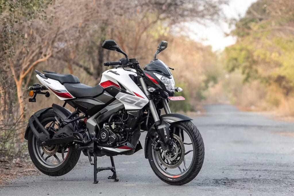 Nirbhay 2025 08 12T083645.684 नई बजाज पल्सर NS160 एलईडी डीआरएल, डिजिटल डिस्प्ले और 1.39 लाख से शुरू