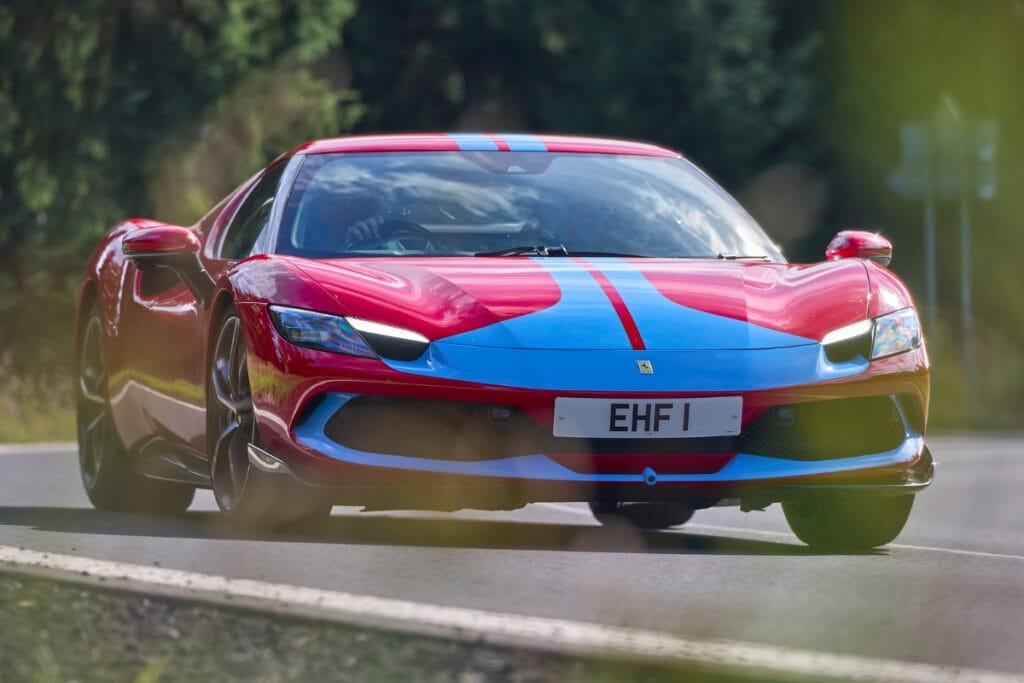 Nirbhay 2025 08 15T225041.934 फेरारी 296 GTB 819HP पावर और 0 से 100 किमी/घंटा सिर्फ 2.9 सेकंड में, मूल्य 5.40 करोड़