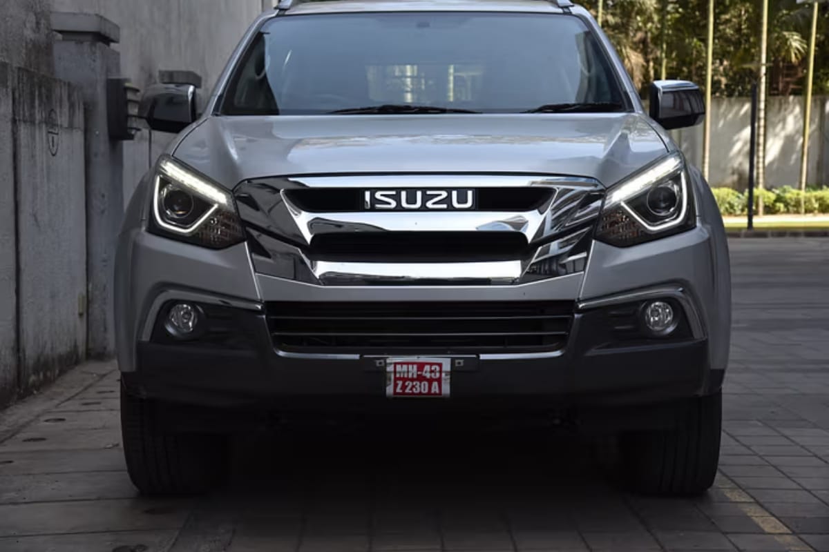 Nirbhay 2025 08 15T225438.977 ISUZU MU X 37.90 लाख 7 सीटर, शक्तिशाली 3.0L डीजल इंजन और 4x4 पावर
