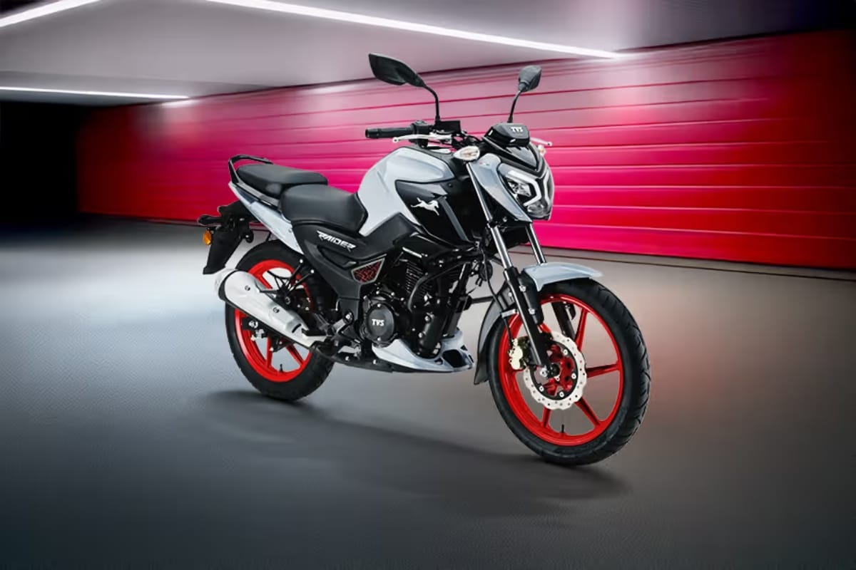 Nirbhay 2025 08 17T110059.733 टीवीएस रेडर 125 124.8cc शक्तिशाली इंजन, 67kmpl माइलेज और मूल्य 97,054 से शुरू होता है