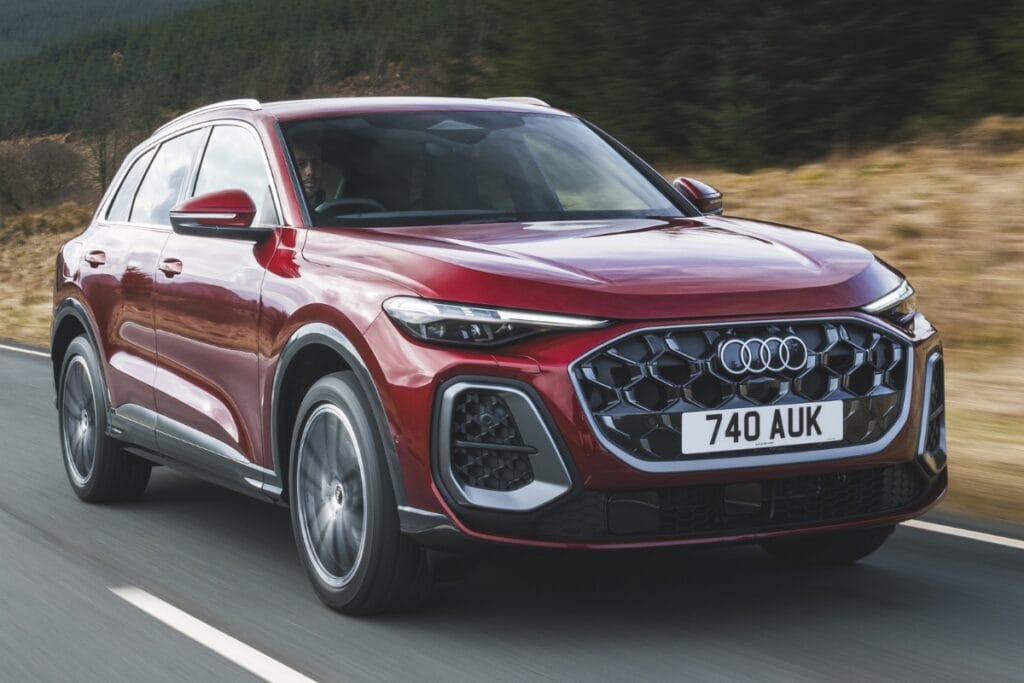 Nirbhay 2025 08 17T114320.335 65.18 लाख ऑडी Q5 मजबूत 2.0L TFSI इंजन, क्वाट्रो ऑल व्हील ड्राइव और प्रीमियम लेदर इंटीरियर