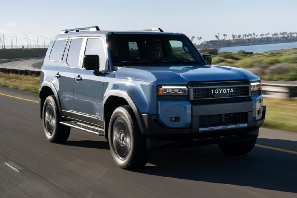 Nirbhay 2025 08 20T132157.800 टोयोटा लैंड क्रूजर एडवांस 4 × 4 टेक्नोलॉजी और ऑफ रोड पावर, कीमत 2.10 करोड़ से