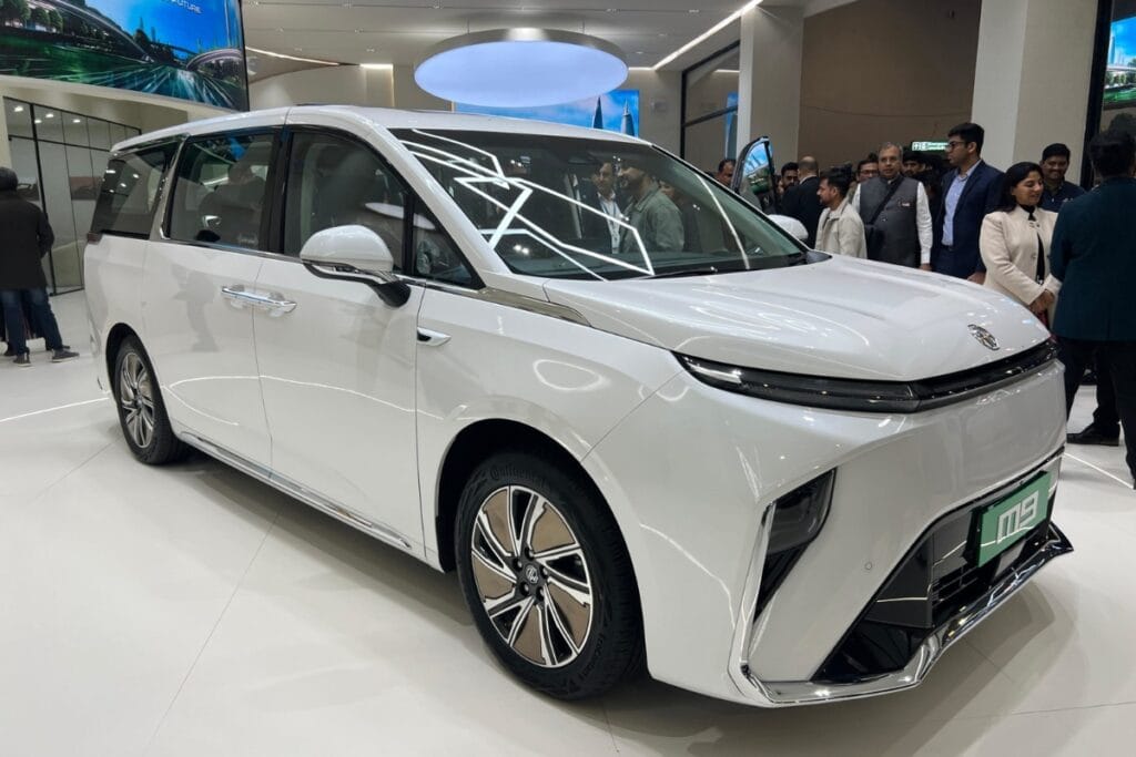 Nirbhay 2025 08 20T134413.535 Mg M9 EV सोलर पैनल छत और 7 सीटर स्पेस, मूल्य 55 से 65 लाख