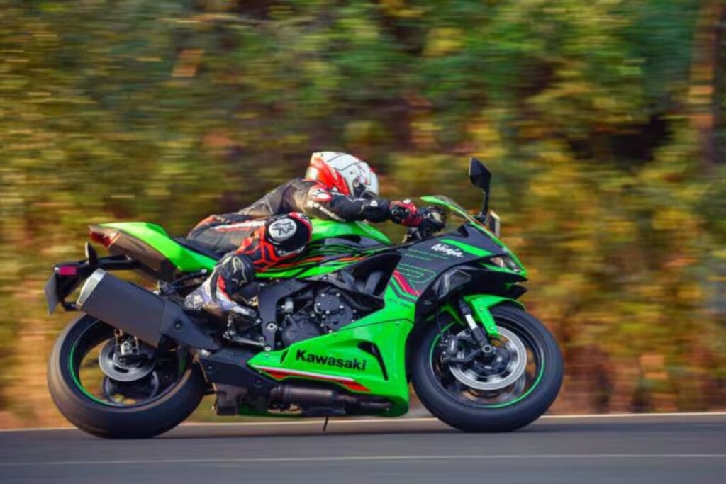 Nirbhay 2025 08 20T142940.070 कावासाकी निंजा ZX 6R 636CC शक्तिशाली इंजन और 128bhp शक्तिशाली पूर्णता, मूल्य 11.53 लाख