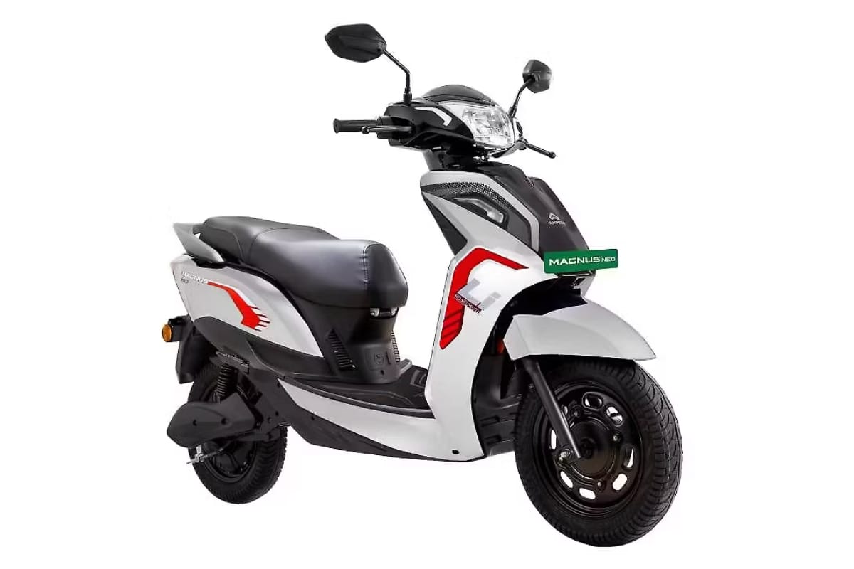 Nirbhay 2025 08 23T090010.768 Ampere मैग्नस में 100 किमी रेंज 84,999, 65 किमी प्रति घंटे की गति और 5 रंग मजबूत विकल्प