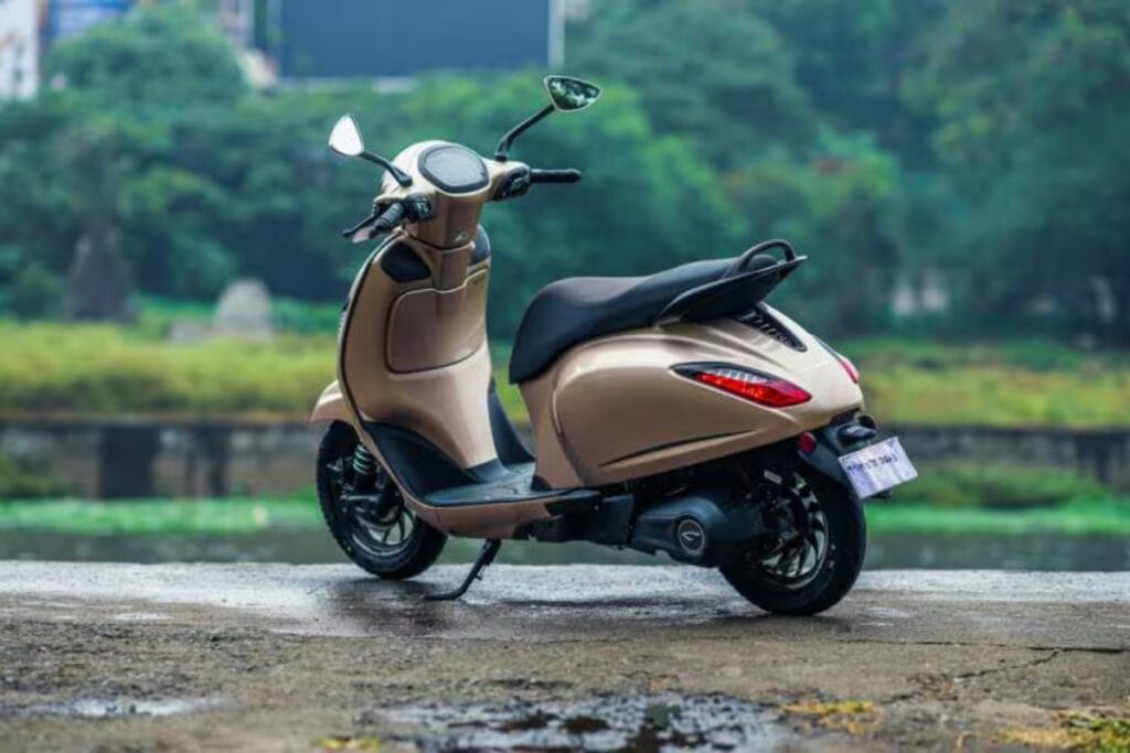 Nirbhay 2025 08 26T150024.890 BAJAJ CHETAK 127 किमी रेंज, स्टाइलिश ई -स्कूटर 35 लीटर स्टोरेज के साथ, मूल्य 1.07 लाख से शुरू होता है