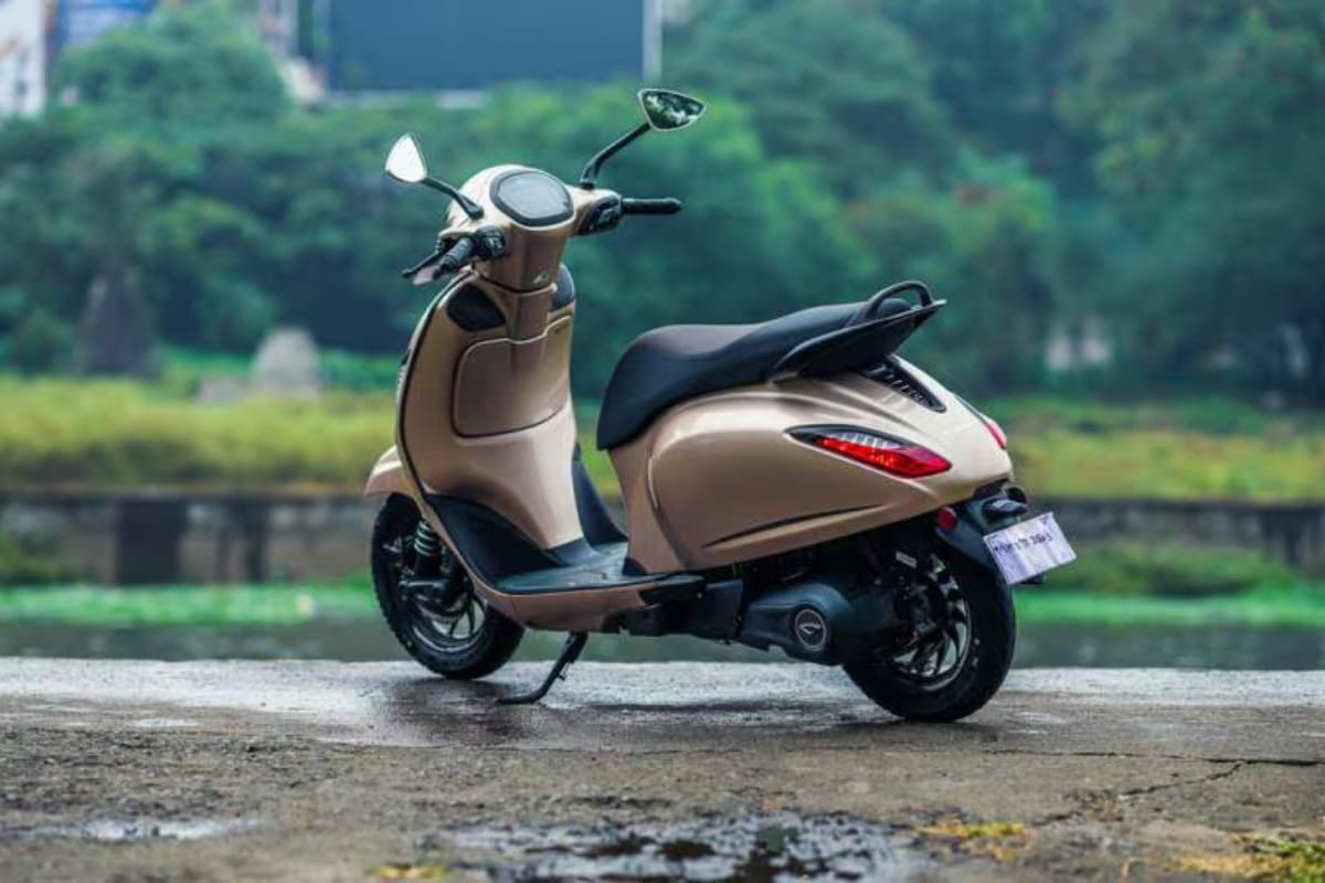 Nirbhay 2025 08 26T150024.890 BAJAJ CHETAK 127 किमी रेंज, स्टाइलिश ई -स्कूटर 35 लीटर स्टोरेज के साथ, मूल्य 1.07 लाख से शुरू होता है