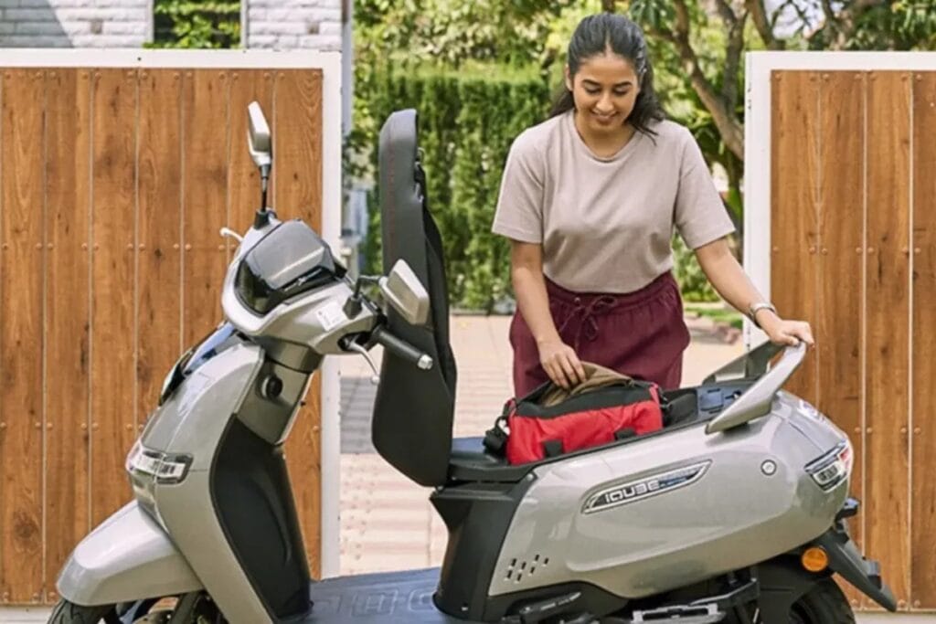 Nirbhay 2025 08 28T133331.113 TVS IQUBE स्मार्ट कनेक्टिविटी, 100 किमी रेंज और कीमत 1.55 लाख से शुरू होती है