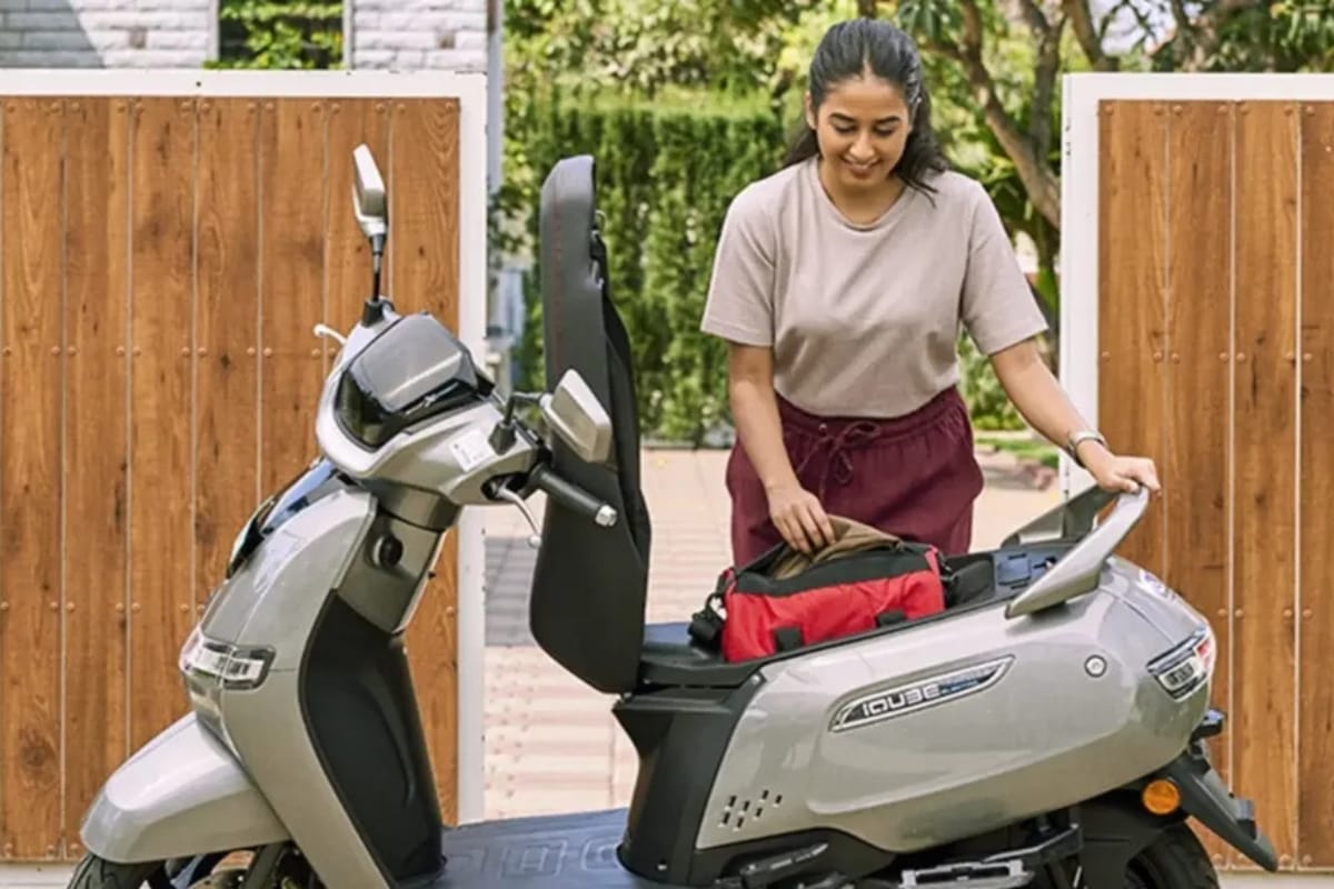 Nirbhay 2025 08 28T133331.113 TVS IQUBE स्मार्ट कनेक्टिविटी, 100 किमी रेंज और कीमत 1.55 लाख से शुरू होती है