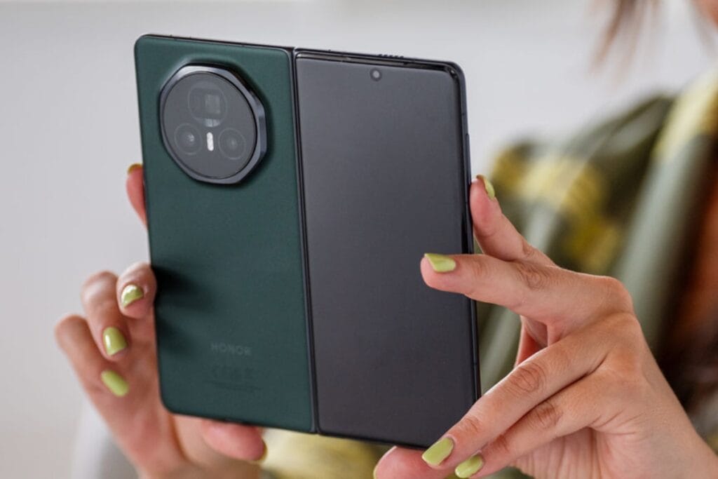 Nirbhay 2025 08 29T194918.707 ऑनर मैजिक V5 16GB RAM, 1TB स्टोरेज, 5000mAh की बैटरी और कीमत 1,49,999