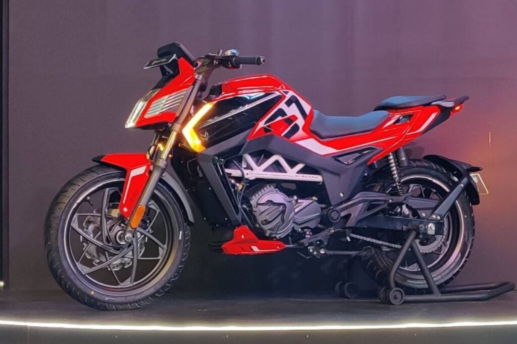 Nirbhay 2025 08 31T083356.519 स्पोर्टी डिज़ाइन और 5KWH बैटरी मैटर AERA रेंज 125 किमी, कीमत 1.82 से 1.93 लाख