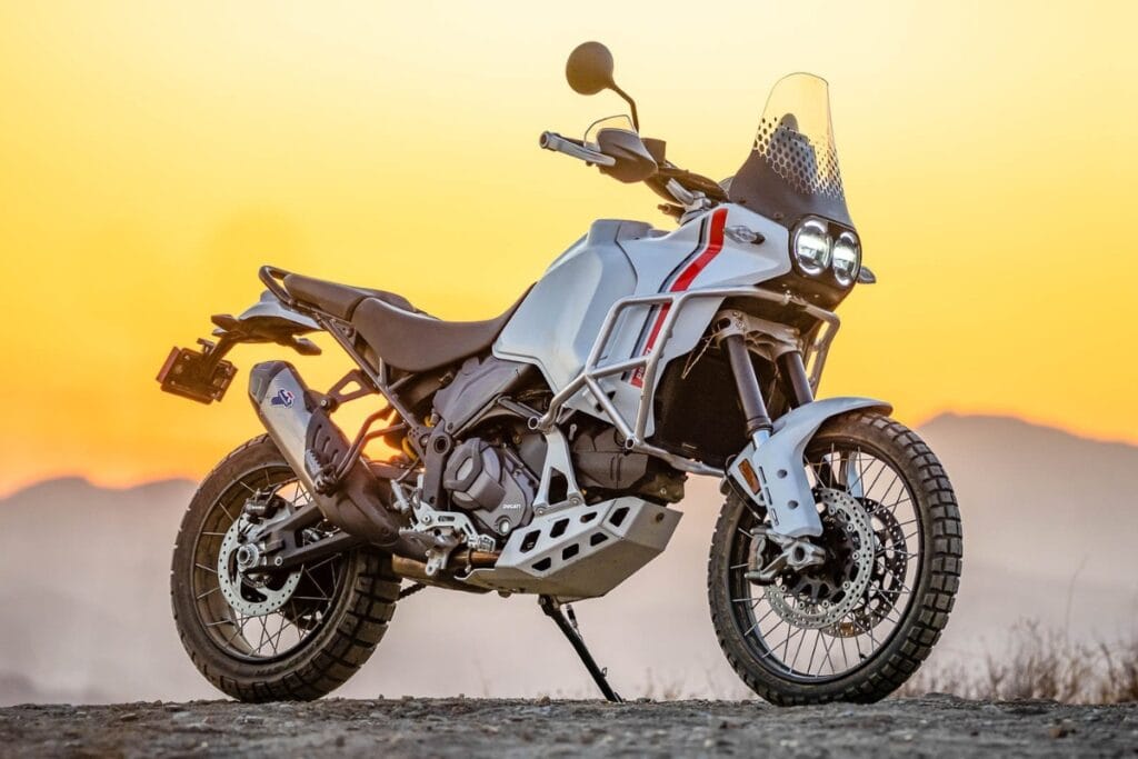 Nirbhay 2025 09 02T120735.070 Ducati desrtx 223 किग्रा वजन और मजबूत मशीन ऑफ रोड के लिए तैयार, मूल्य 23.70 लाख