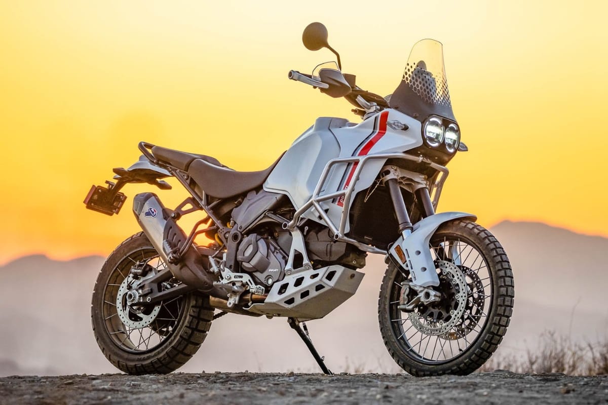 Nirbhay 2025 09 02T120735.070 Ducati desrtx 223 किग्रा वजन और मजबूत मशीन ऑफ रोड के लिए तैयार, मूल्य 23.70 लाख
