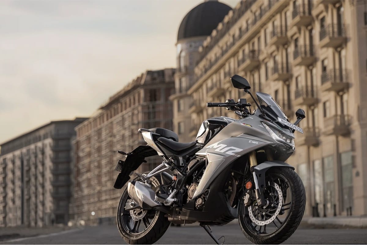 Nirbhay 2025 09 04T074240.830 हीरो करिज़्मा एक्सएमआर स्पोर्टी डिजाइन, 6 स्पीड गियरबॉक्स और मूल्य 1.99 लाख
