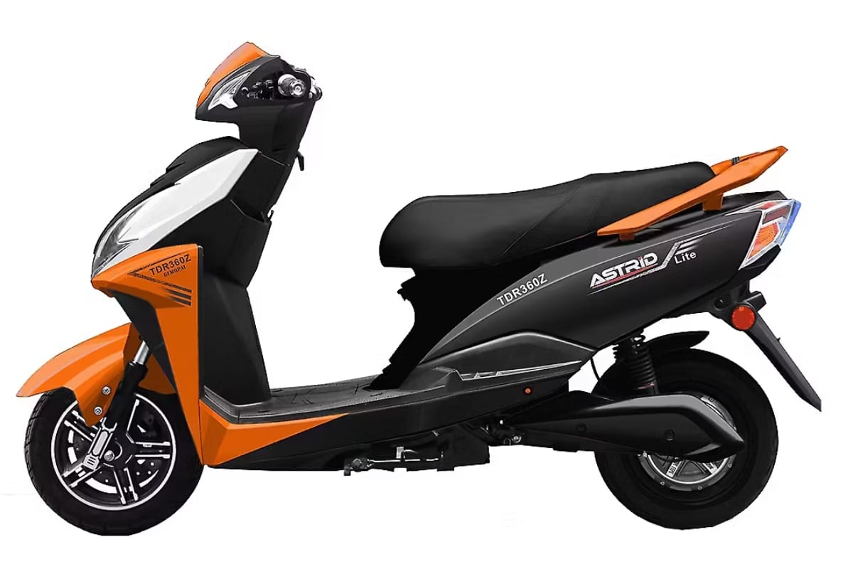 Nirbhay 2025 09 09T083456.312 Gemopai Astrid Lite 2.16 kWh स्मार्ट फीचर्स और USB चार्जिंग 99,369 में